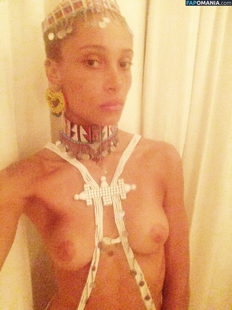 Adwoa Aboah Nago Przeciekłe zdjęcie #28