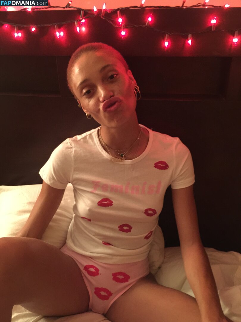 Adwoa Aboah Nago Przeciekłe zdjęcie #30