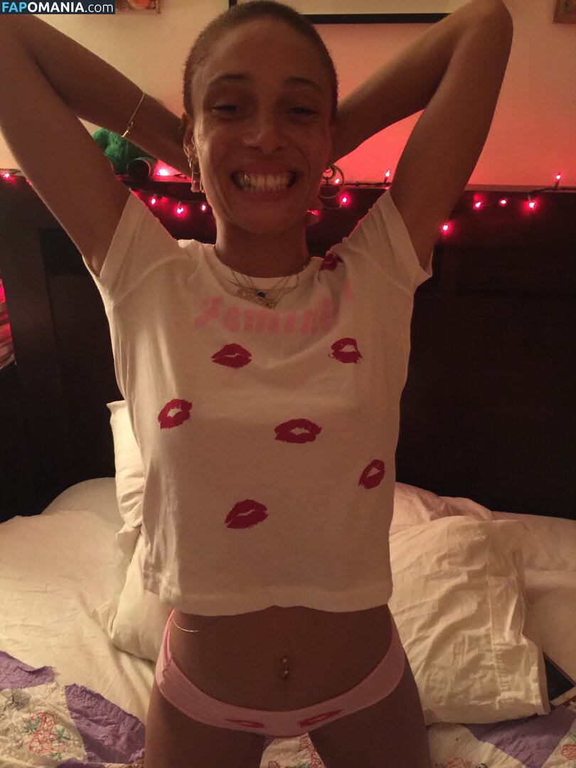 Adwoa Aboah Nago Przeciekłe zdjęcie #31