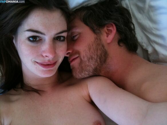 Anne Hathaway Nago Przeciekłe zdjęcie #7