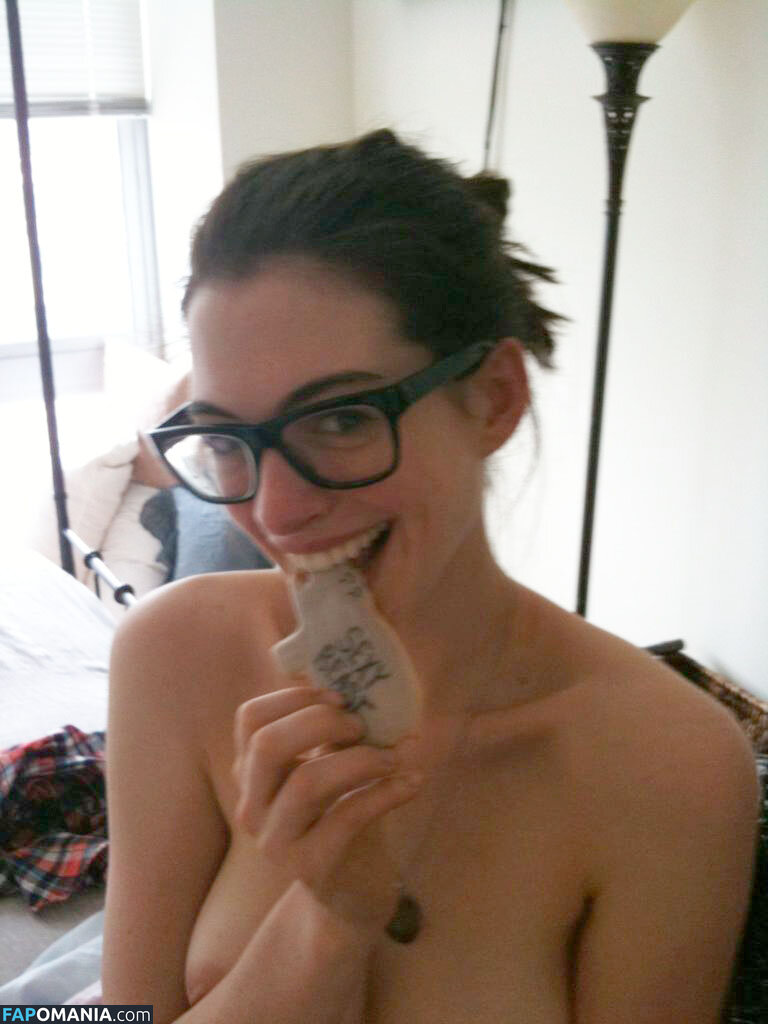 Anne Hathaway Nago Przeciekłe zdjęcie #9