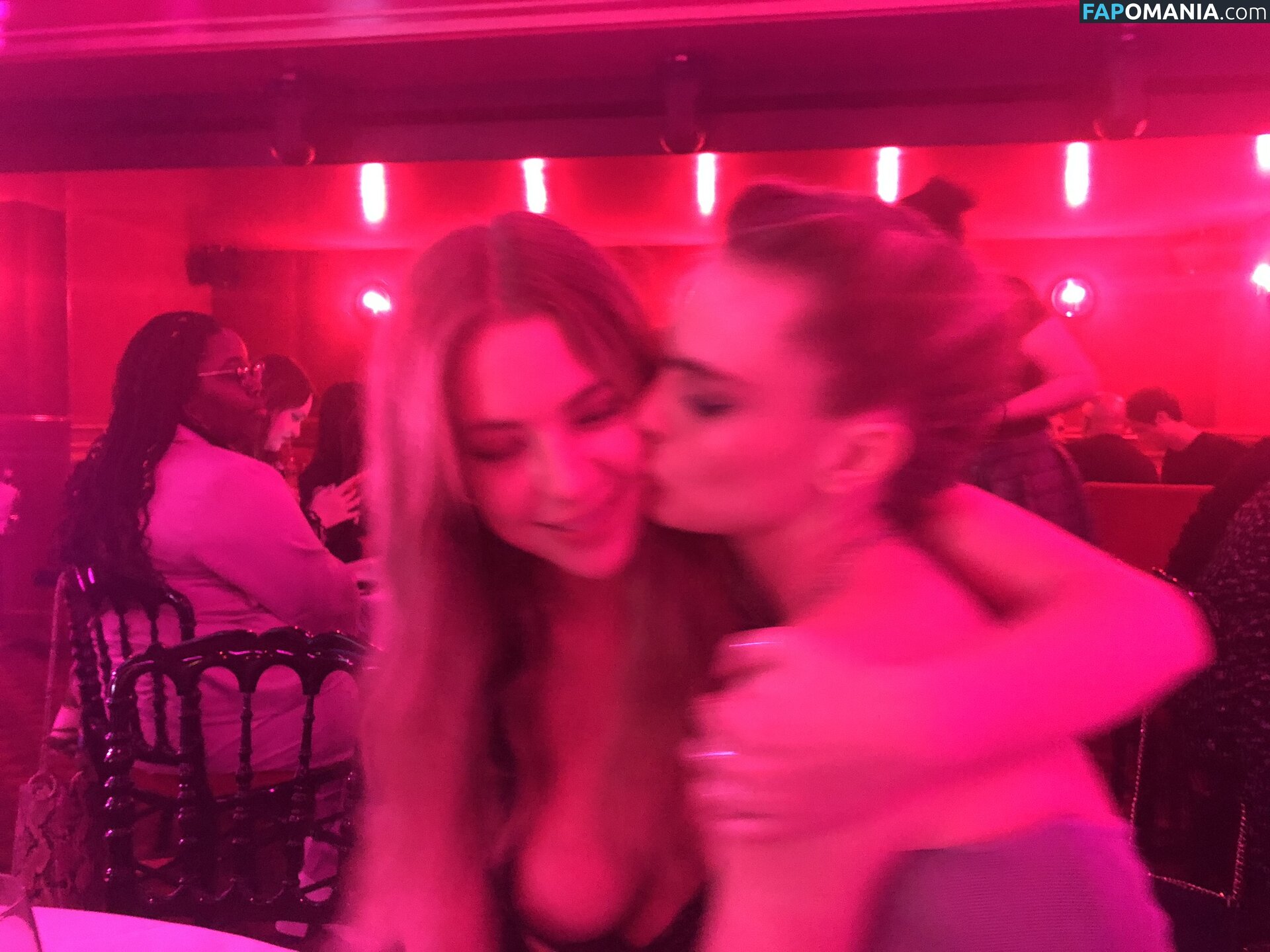 Ashley Benson And Cara Delevingne Nago Przeciekłe zdjęcie #51