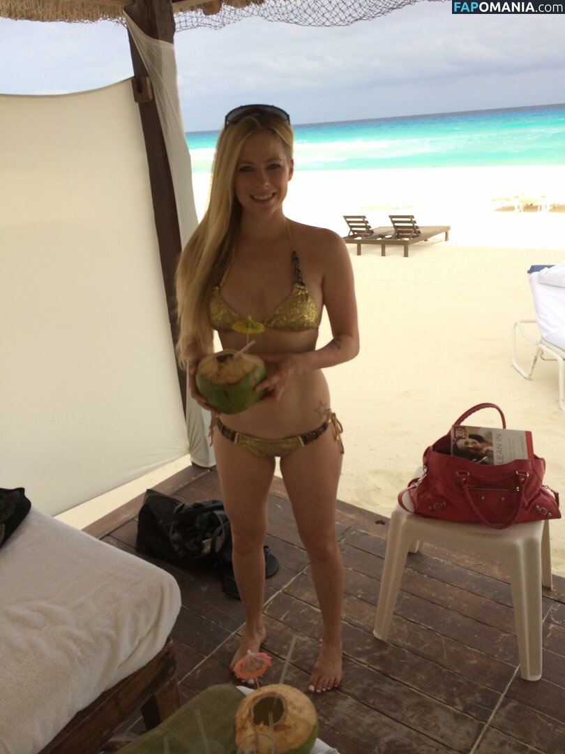 Avril Lavigne Nago Przeciekłe zdjęcie #6