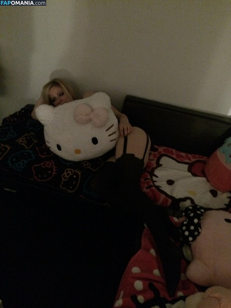 Avril Lavigne Nago Przeciekłe zdjęcie #14
