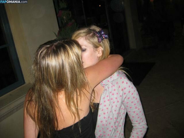 Avril Lavigne Nago Przeciekłe zdjęcie #29