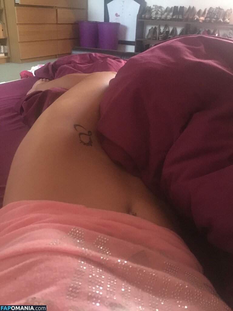 Carly Booth Nago Przeciekłe zdjęcie #3