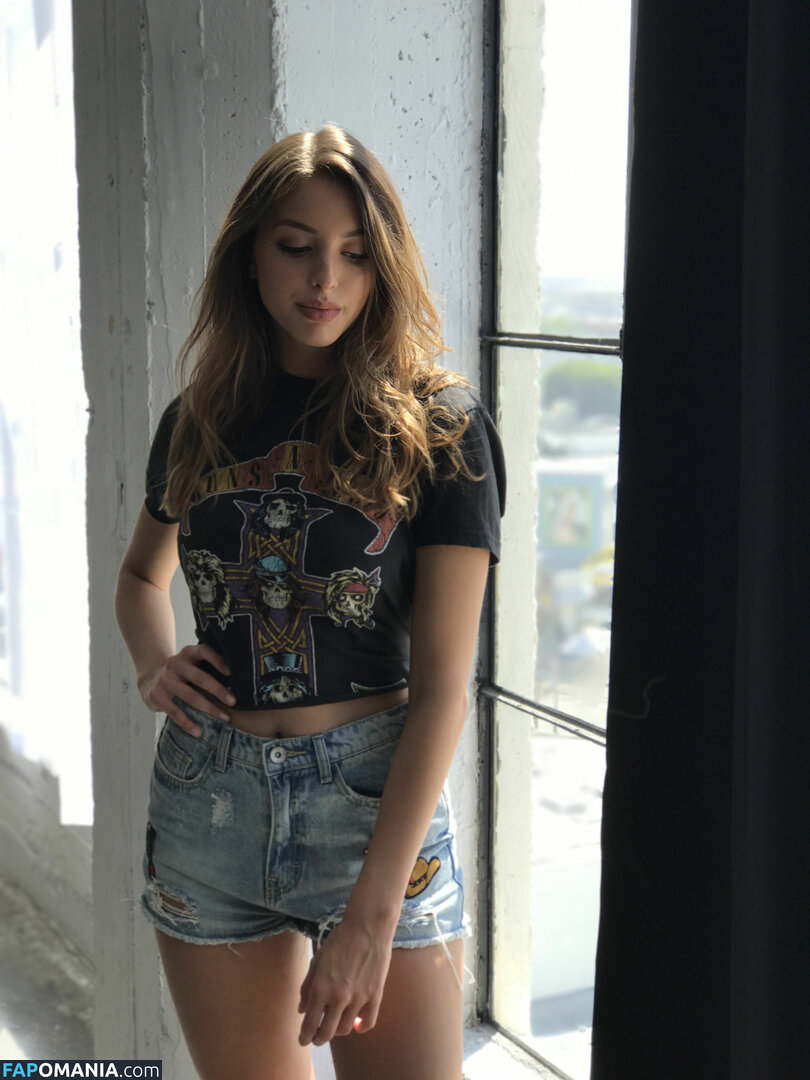 Celine Farach Nago Przeciekłe zdjęcie #7