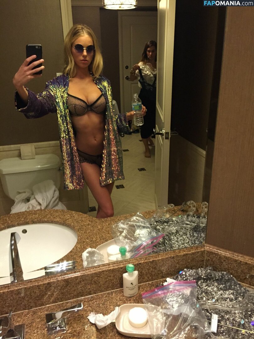 Elizabeth Turner Nago Przeciekłe zdjęcie #30