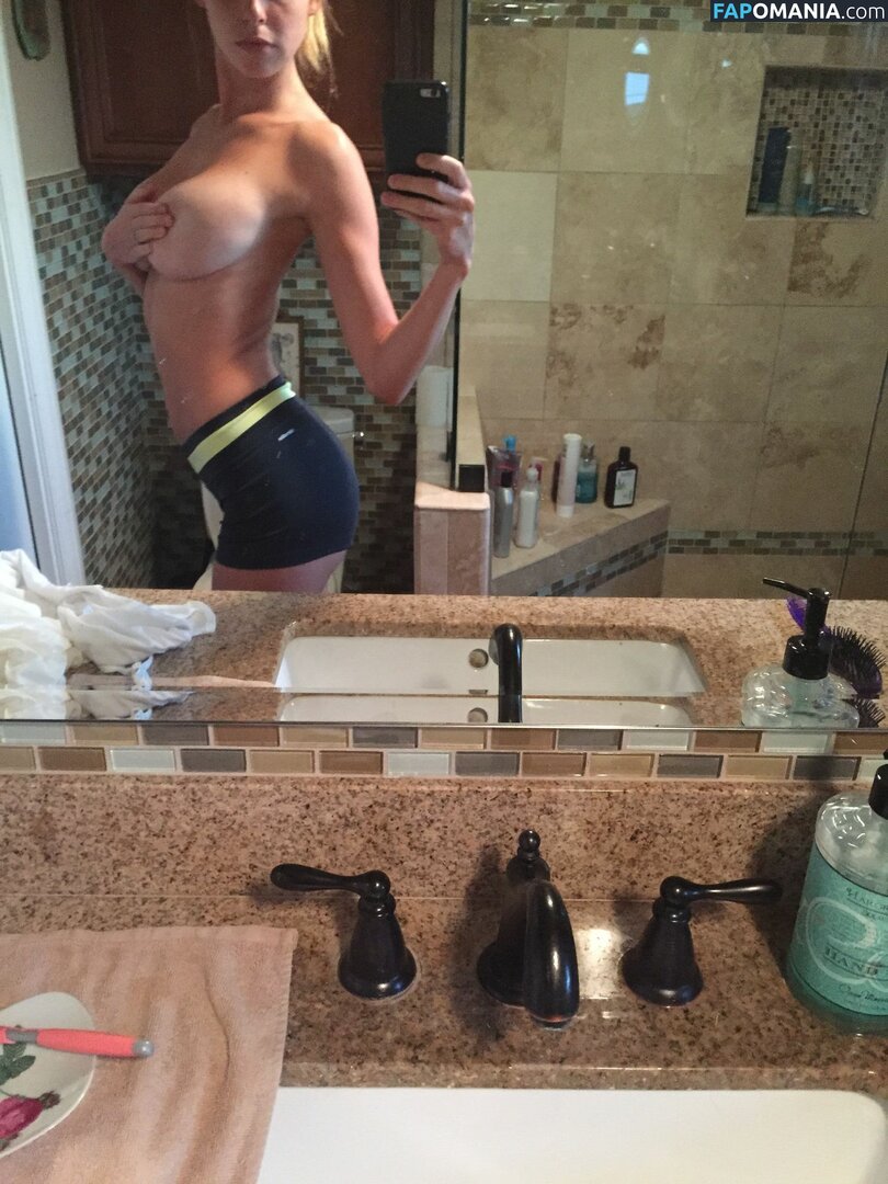 Elizabeth Turner Nago Przeciekłe zdjęcie #50