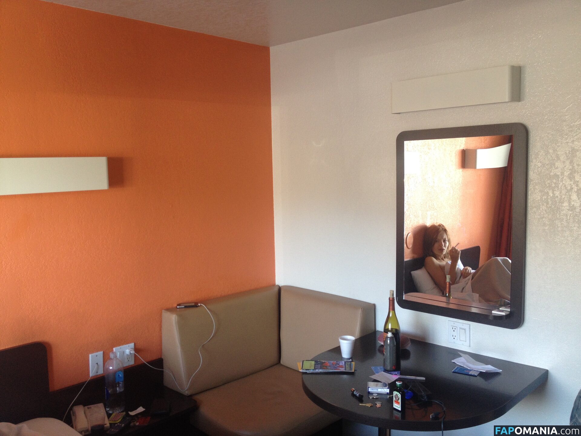 Emily Browning Nago Przeciekłe zdjęcie #4