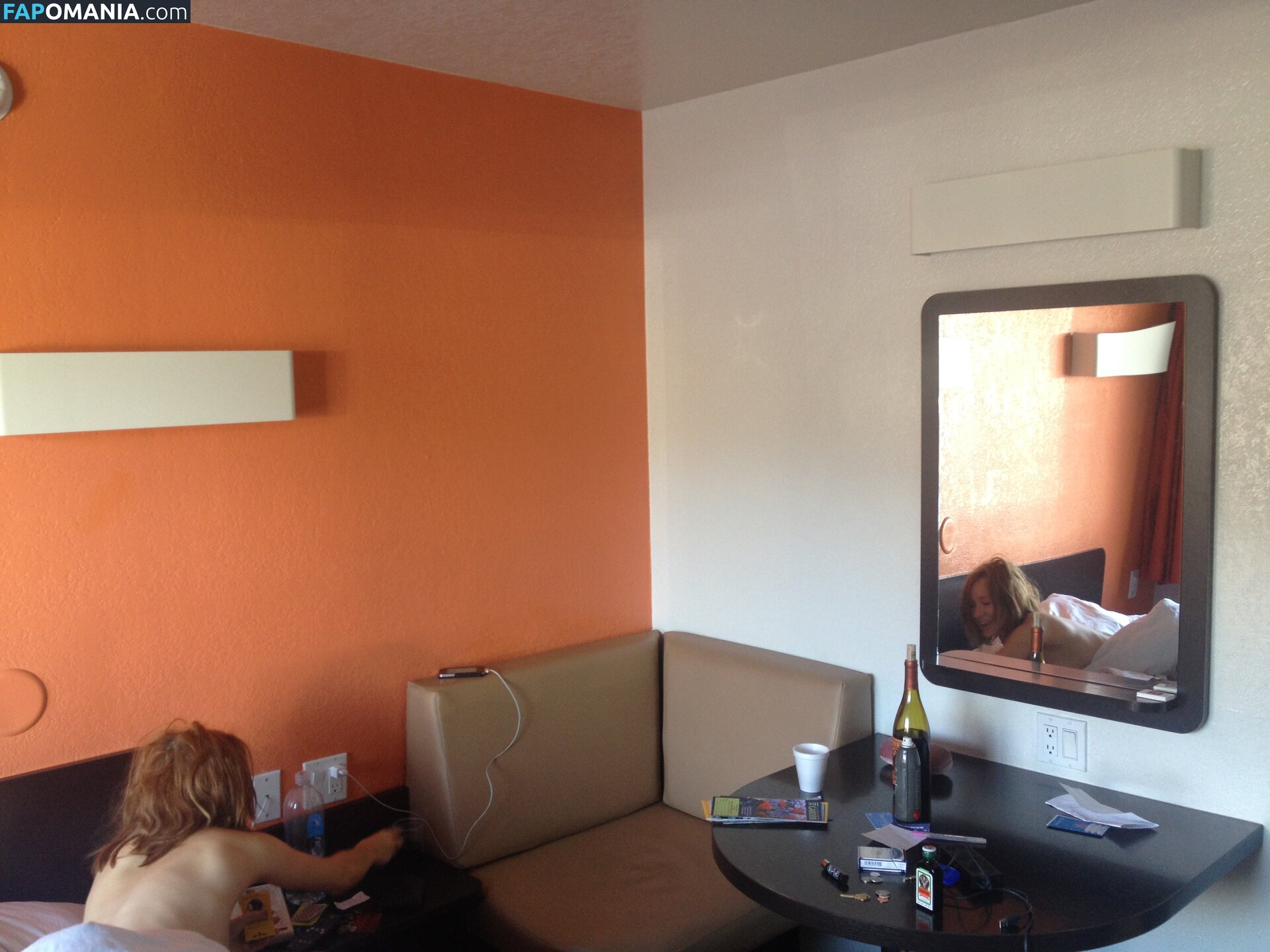 Emily Browning Nago Przeciekłe zdjęcie #5