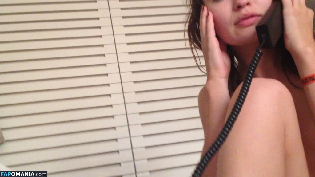 Emily Browning Nago Przeciekłe zdjęcie #40