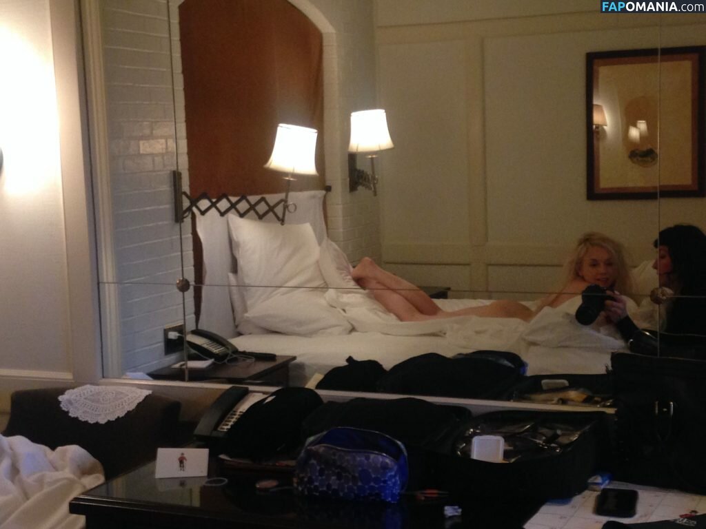 Emily Kinney Nago Przeciekłe zdjęcie #9