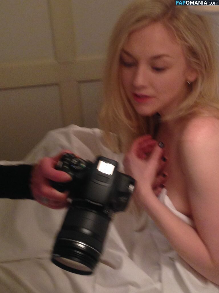 Emily Kinney Nago Przeciekłe zdjęcie #20