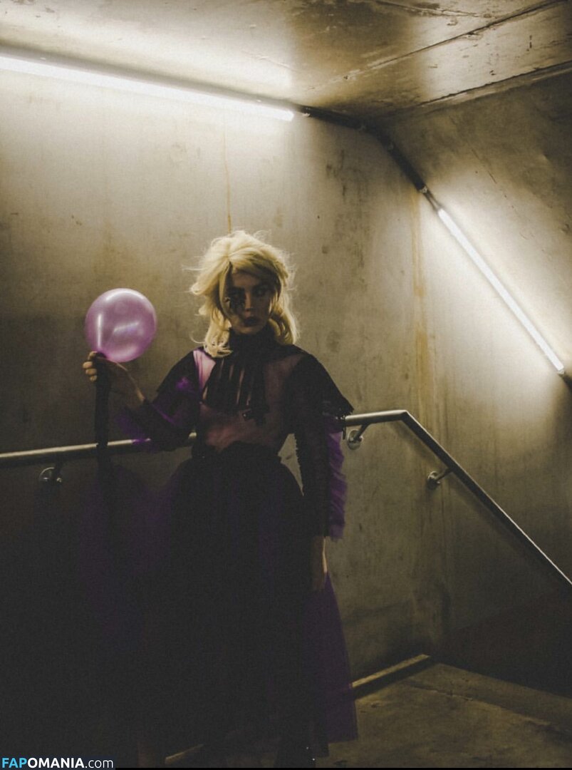 Izzy Phillips Nago Przeciekłe zdjęcie #16