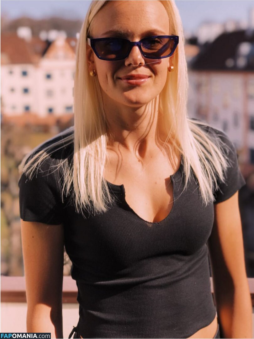 Karina SСvik Nago Przeciekłe zdjęcie #6
