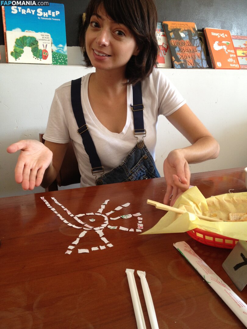 Kate Micucci Nago Przeciekłe zdjęcie #1