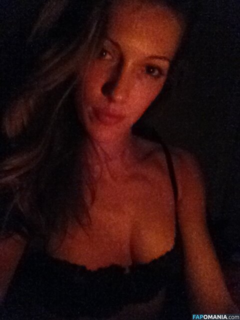 Katie Cassidy Nago Przeciekłe zdjęcie #8