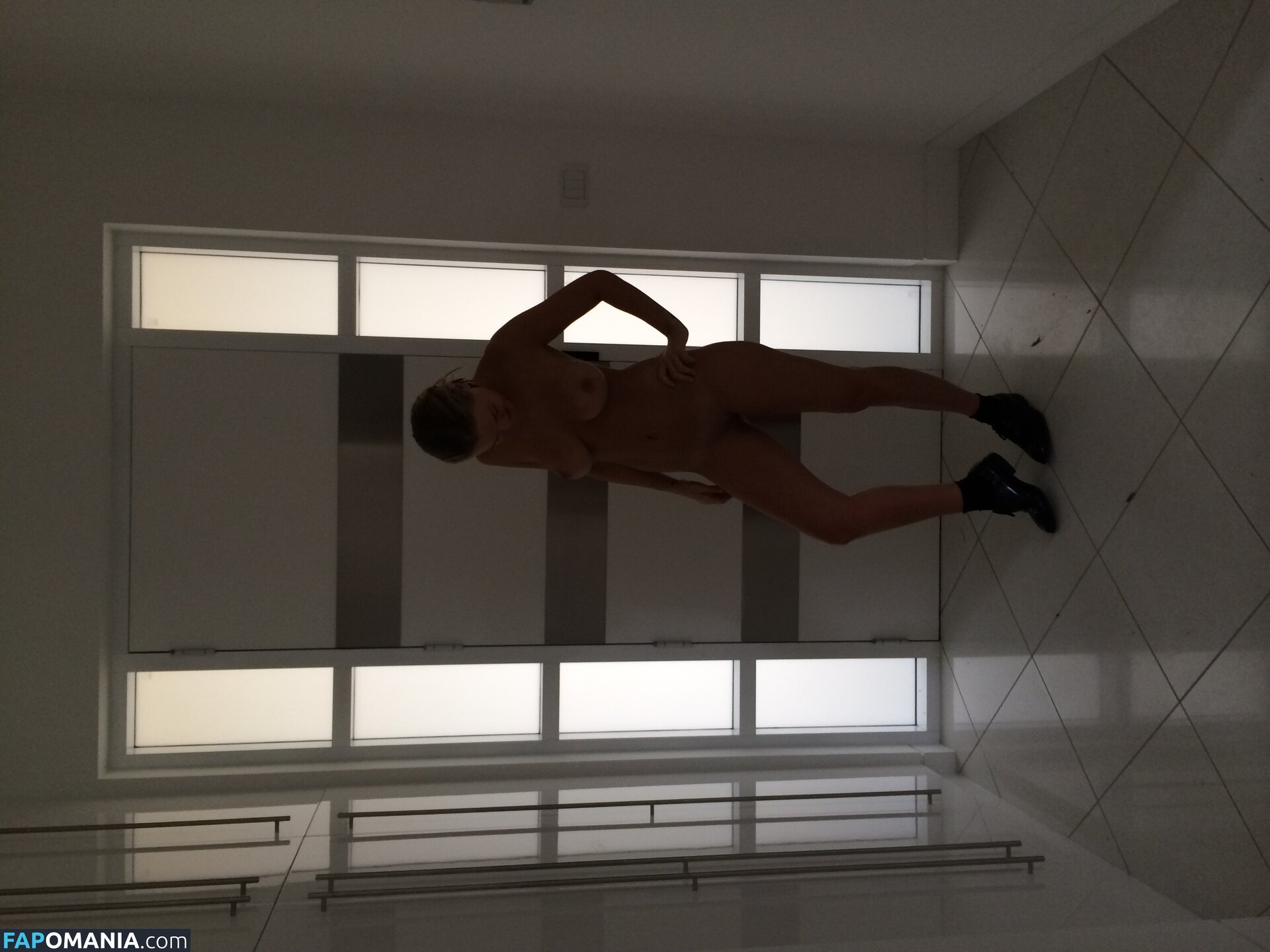 Lara Bingle Nago Przeciekłe zdjęcie #147