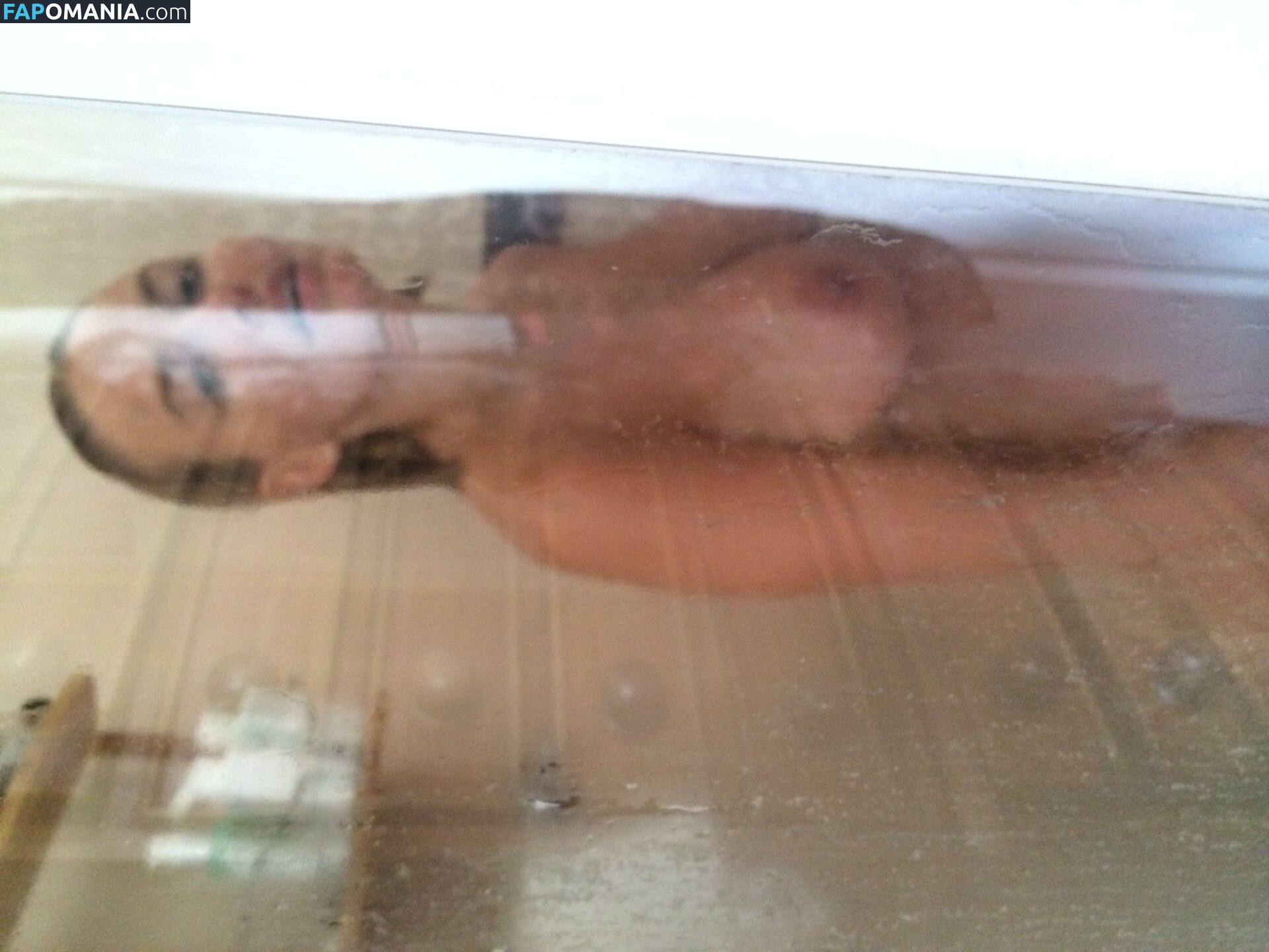 Lara Bingle Nago Przeciekłe zdjęcie #226