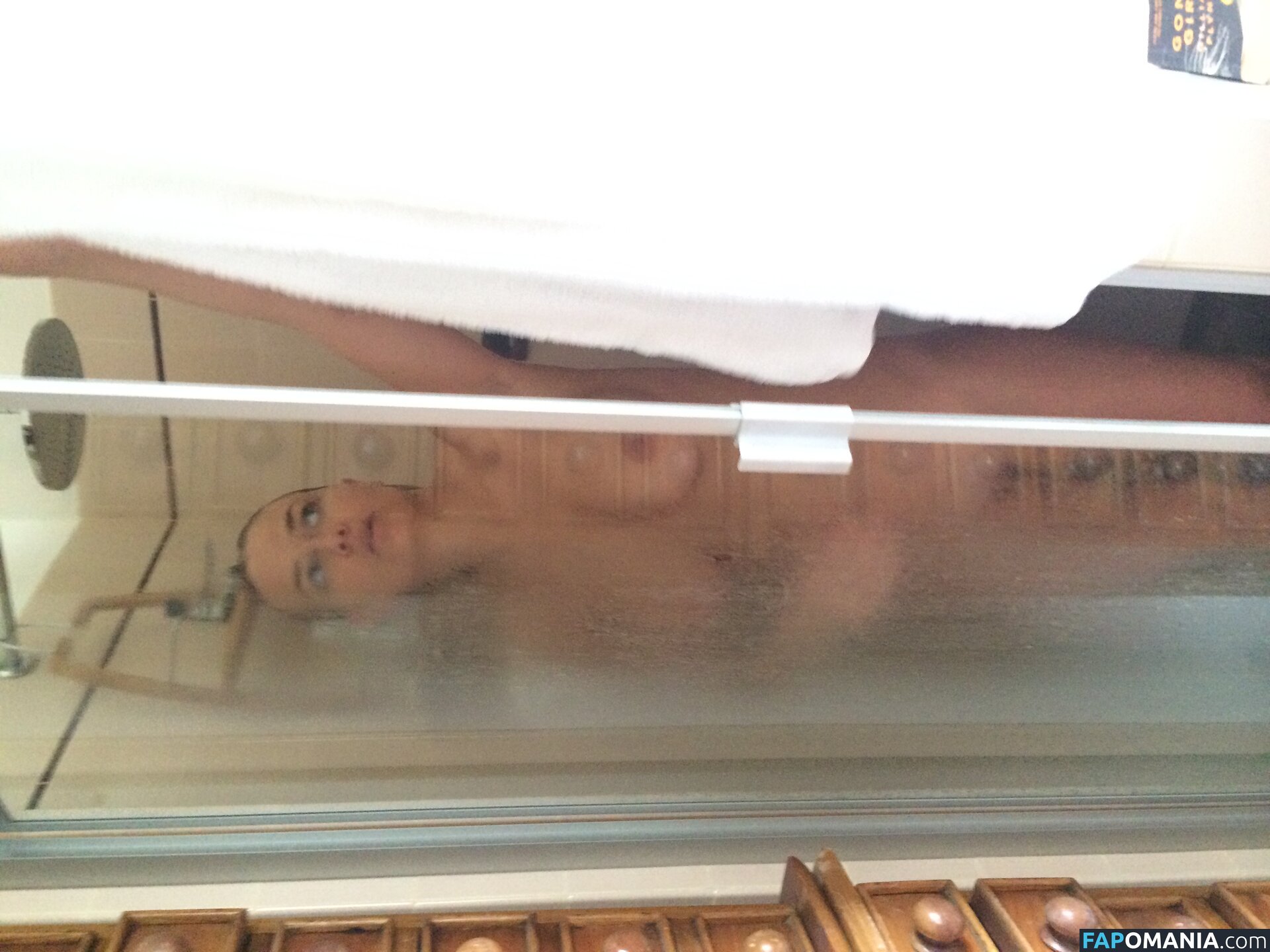 Lara Bingle Nago Przeciekłe zdjęcie #249