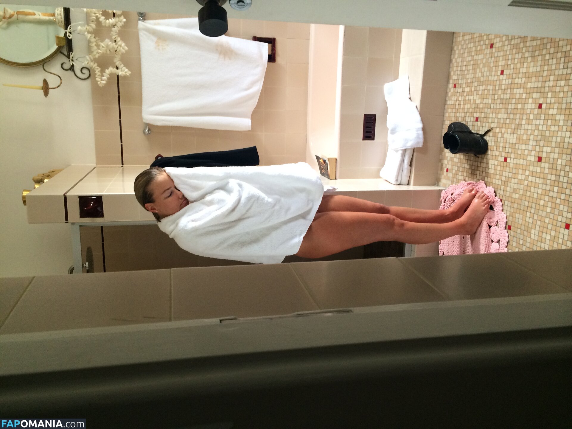 Lara Bingle Nago Przeciekłe zdjęcie #261