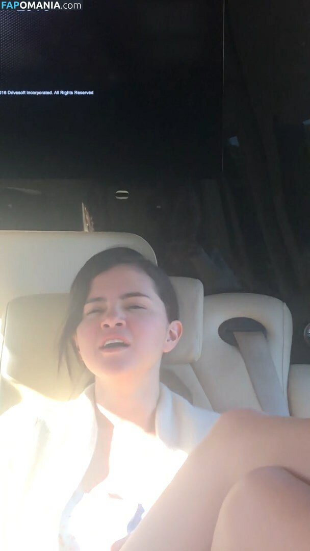 Selena Gomez Nago Przeciekłe zdjęcie #28