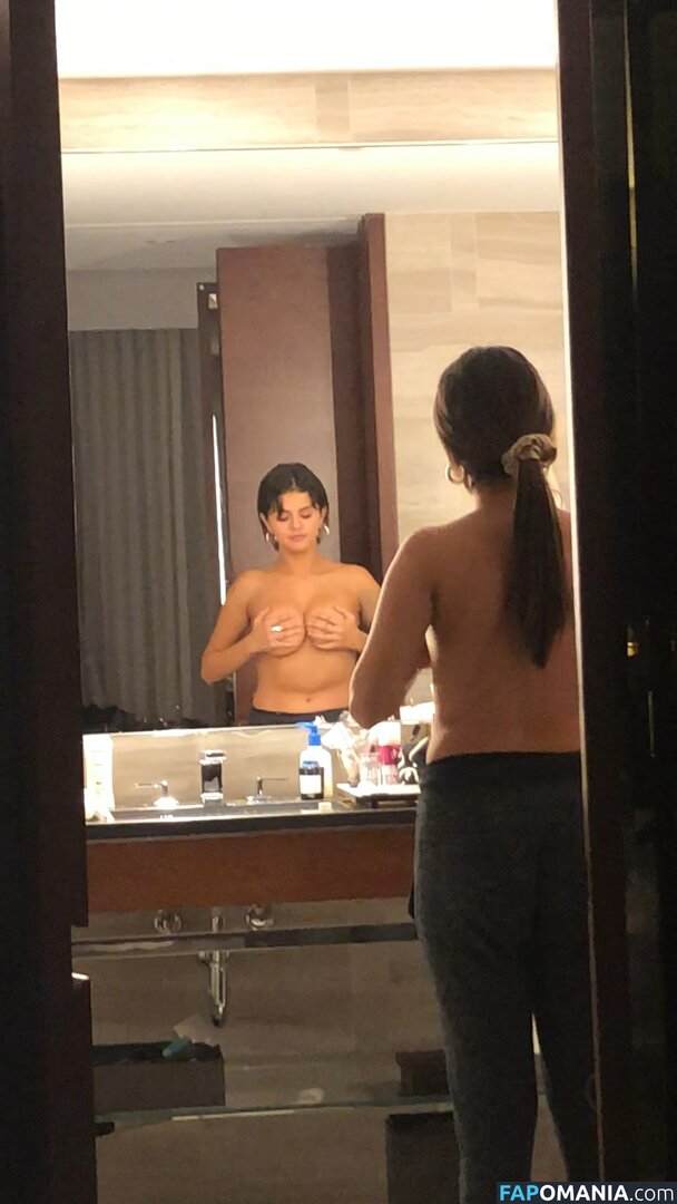 Selena Gomez Nago Przeciekłe zdjęcie #35