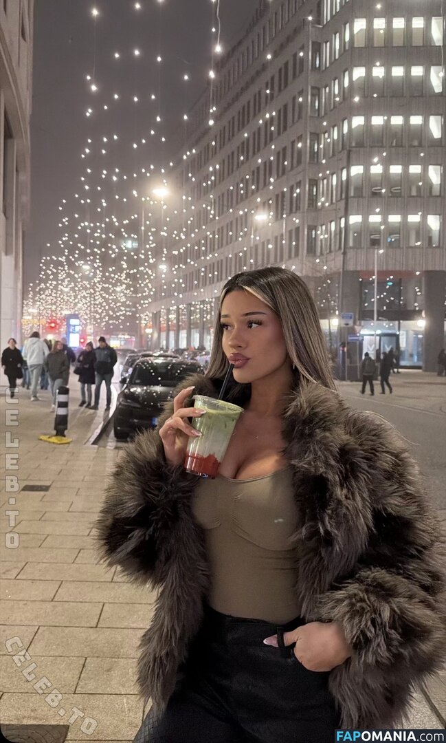 Almira Azemi / almira.azz / almirra.az Nago OnlyFans  Przeciekłe zdjęcie #7