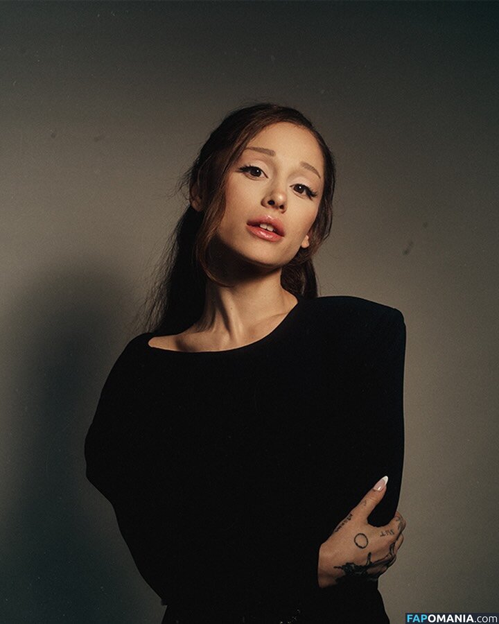 Ariana Grande / arianagrande Nago OnlyFans  Przeciekłe zdjęcie #1