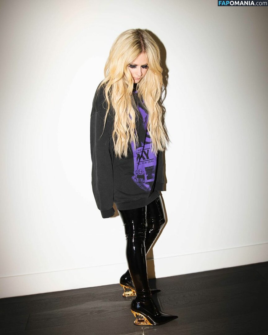 Avril Lavigne Nago Przeciekłe zdjęcie #43