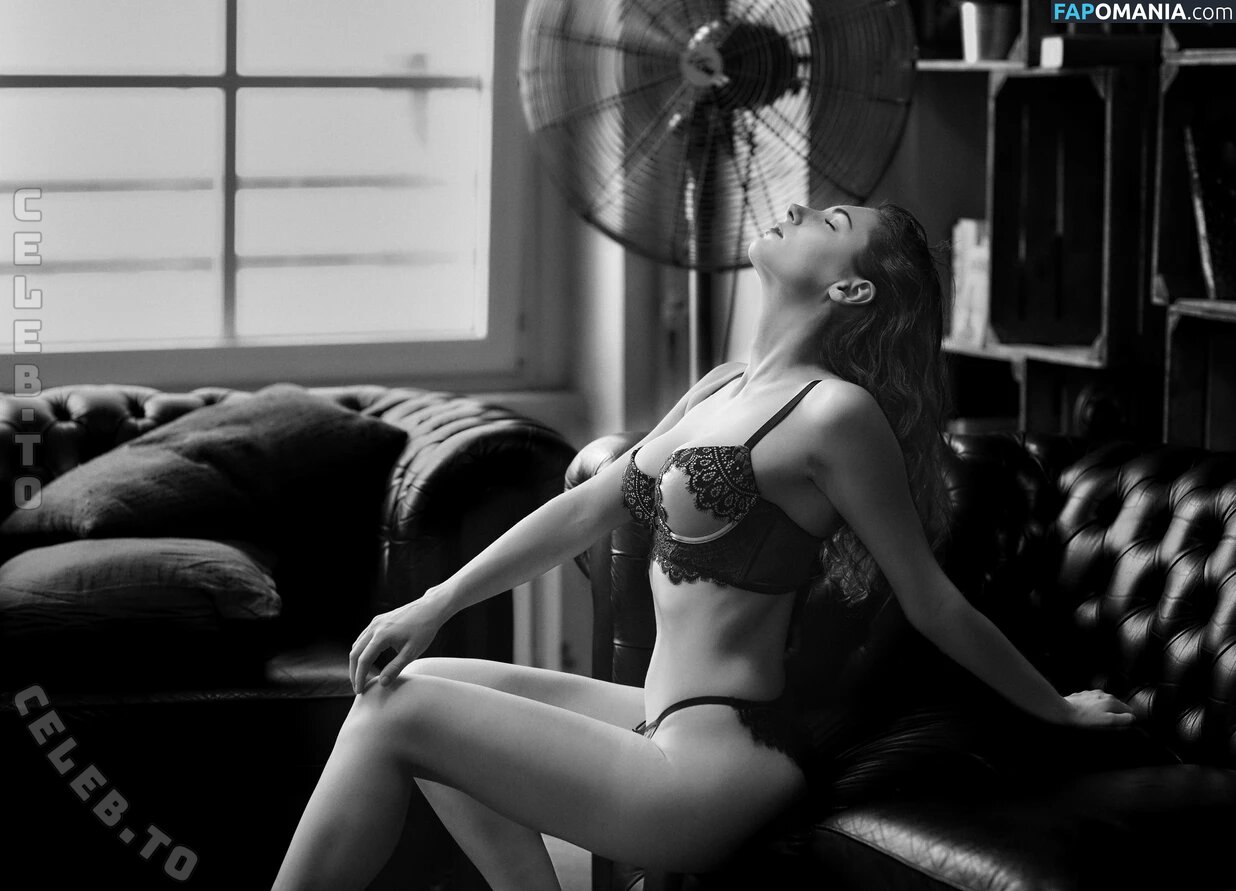 caro_petitemodel / petitemodelCaro Nago OnlyFans  Przeciekłe zdjęcie #3