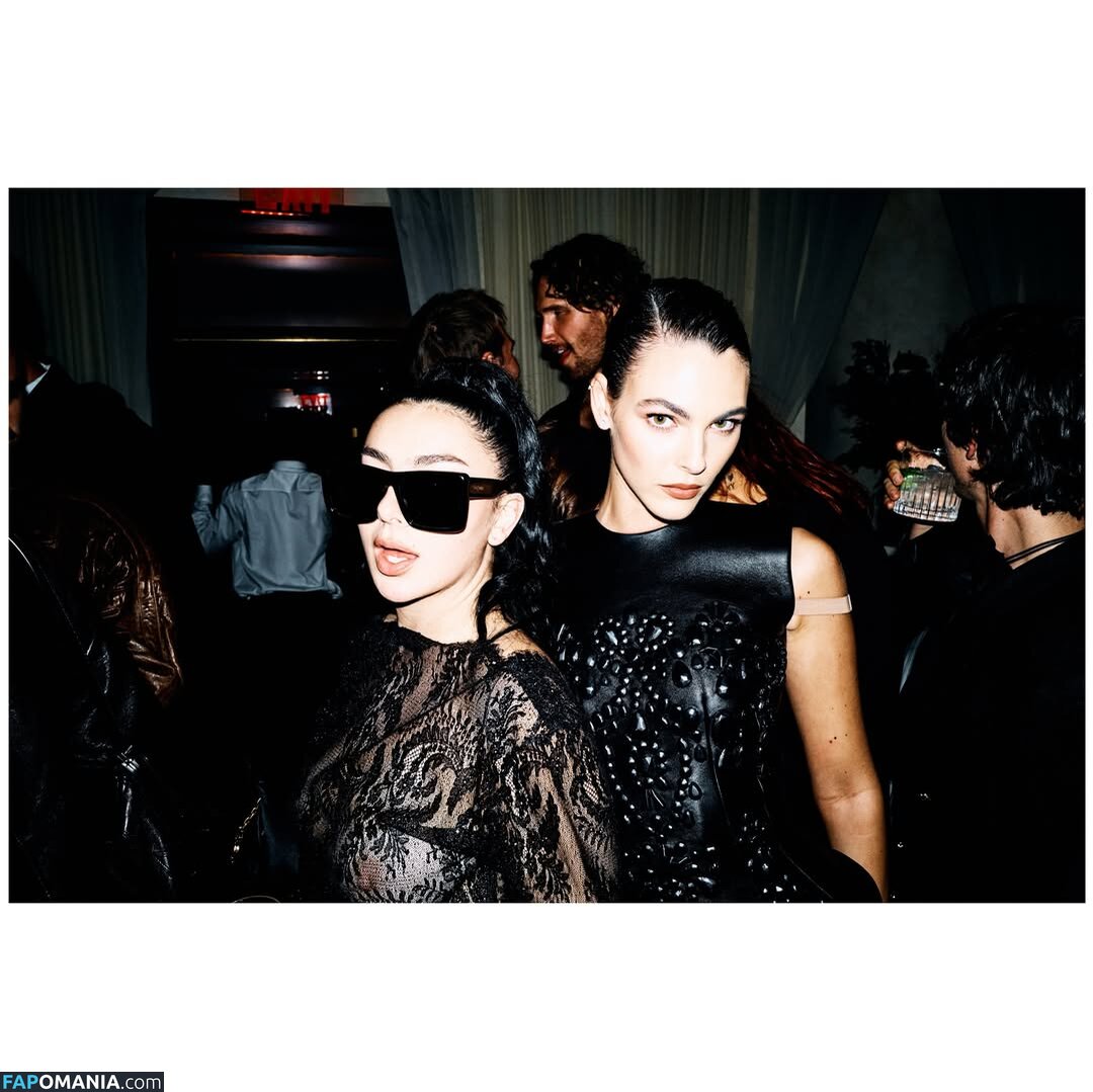 Charli XCX / charli_xcx / charlignarly / charlixcx / https: Nago OnlyFans  Przeciekłe zdjęcie #1286