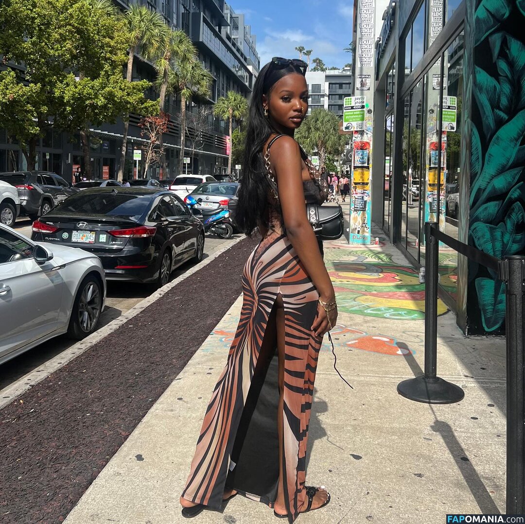 Chelley Bissainthe / _slimthin / chelley.b / itschelleyb Nago OnlyFans  Przeciekłe zdjęcie #1