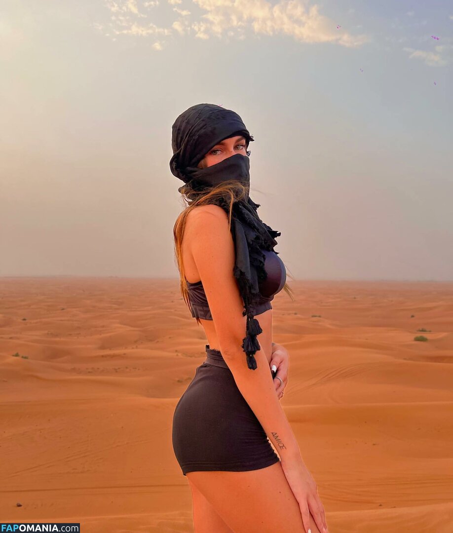 Elisa Esposito / eli.esposito / eli.espositoo / la_prof_eli Nago OnlyFans  Przeciekłe zdjęcie #30