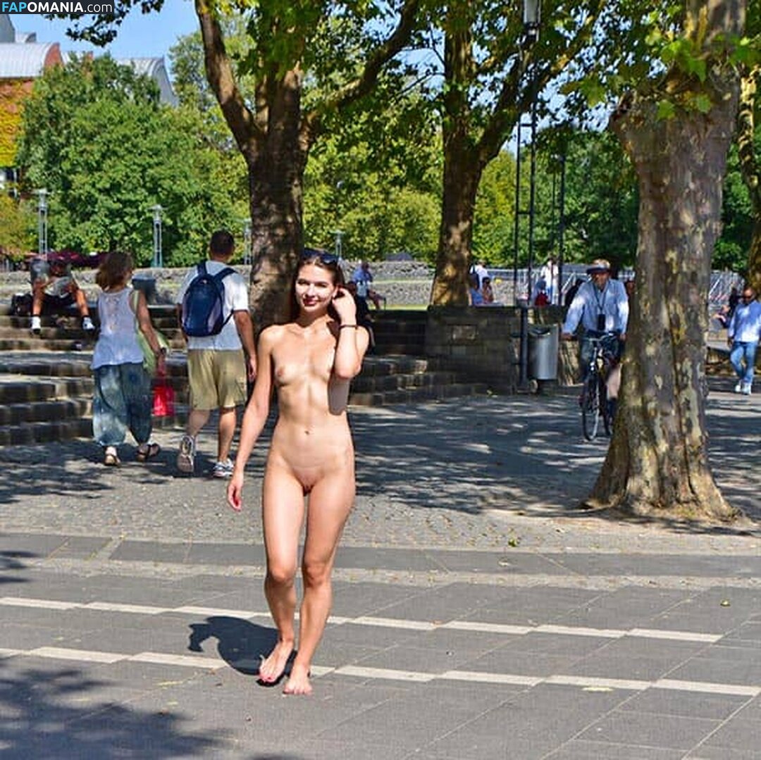 Emily Moon Nago OnlyFans  Przeciekłe zdjęcie #3