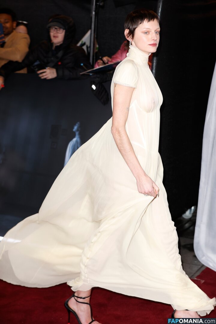 Emma Corrin / emmalouisecorrin Nago OnlyFans  Przeciekłe zdjęcie #4