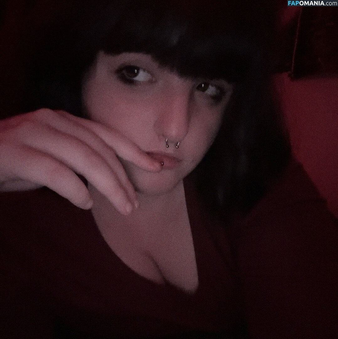 Myka / floral.and.fading._ / lets.cheers.t0.this Nago OnlyFans  Przeciekłe zdjęcie #2