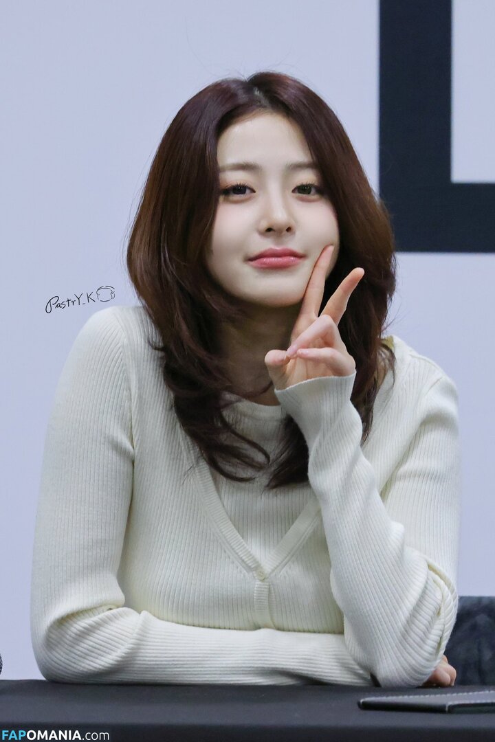 Huh Yunjin 허윤진 / LESSERAFIM / yunjin_lesserafims Nago OnlyFans  Przeciekłe zdjęcie #4