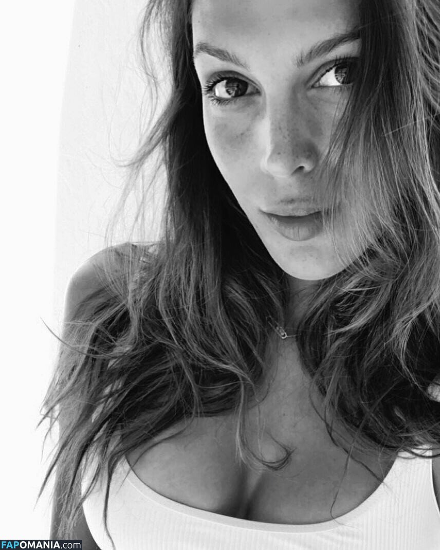 Iris Mittenaere / irismittenaere / summerxiris Nago OnlyFans  Przeciekłe zdjęcie #36