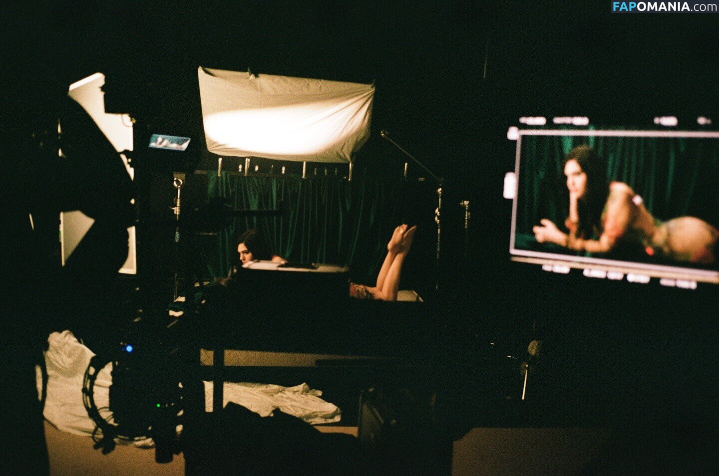 Julia Cumming (Sunflower Bean Singer / Julia Cumming (Sunflower Bean Singer/Bassist) / sunflowerbean Nago OnlyFans  Przeciekłe zdjęcie #4