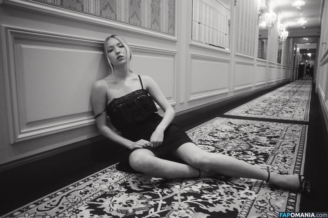 Lila Grace Moss Hack / https: Nago OnlyFans  Przeciekłe zdjęcie #8