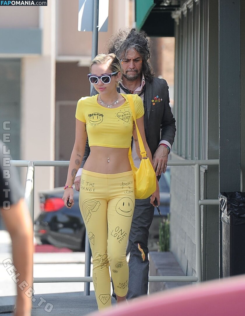 Miley Cyrus / https: / mileycyrus Nago OnlyFans  Przeciekłe zdjęcie #1