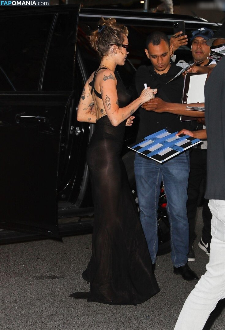 Miley Cyrus / https: / mileycyrus Nago OnlyFans  Przeciekłe zdjęcie #20