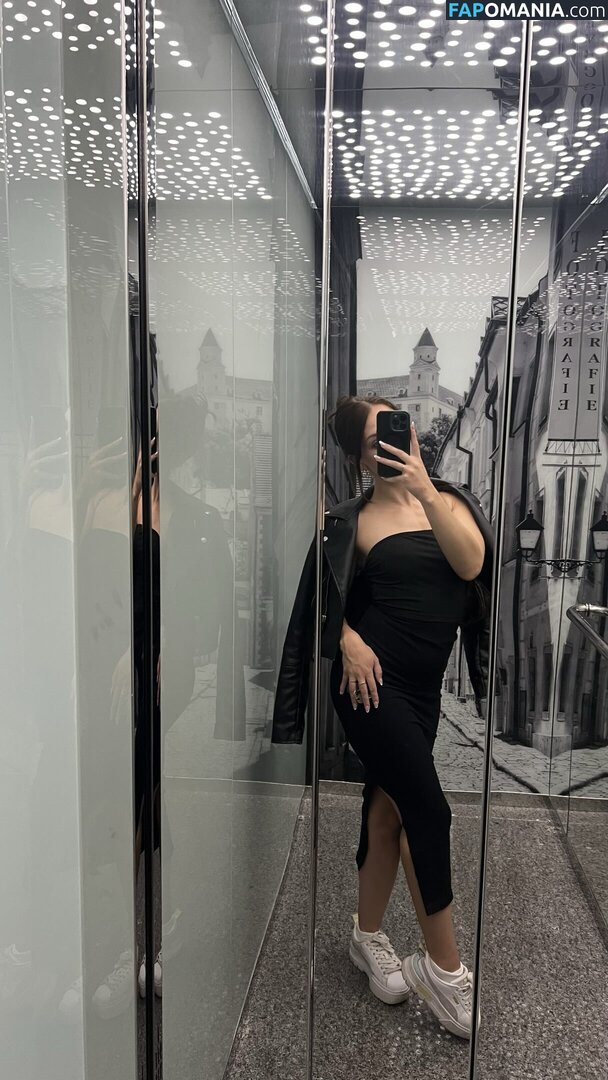 eminkarosikova / emrosik_ / secretofema Nago OnlyFans  Przeciekłe zdjęcie #5