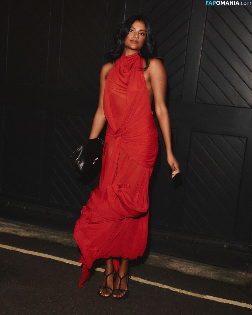 Simone Ashley / simoneashley Nago OnlyFans  Przeciekłe zdjęcie #1