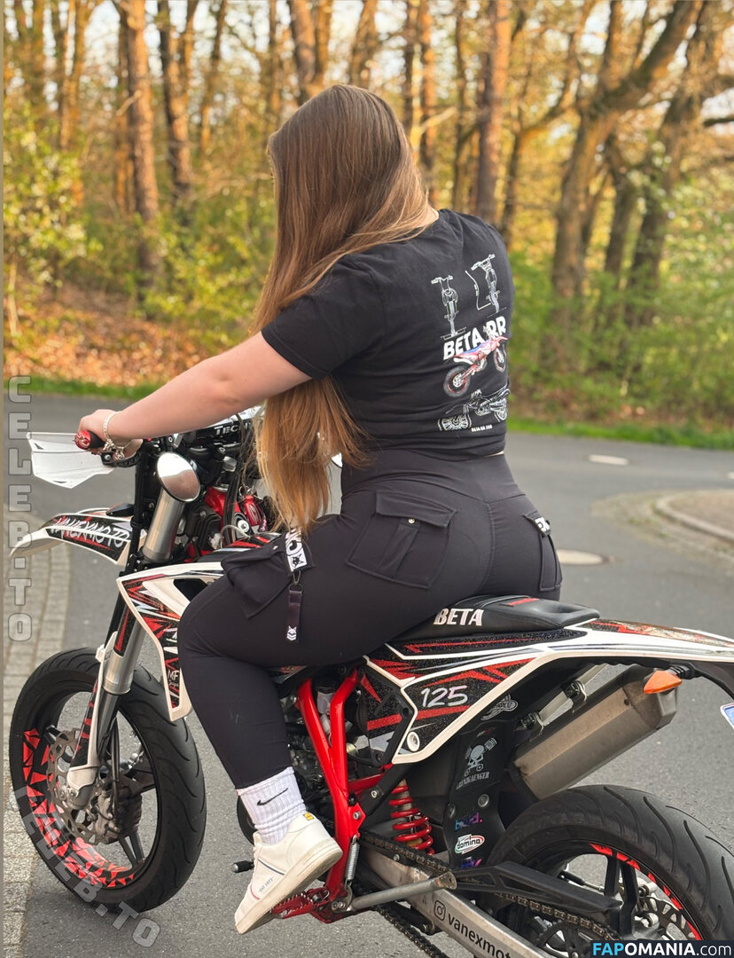 Vanexmoto Nago OnlyFans  Przeciekłe zdjęcie #1